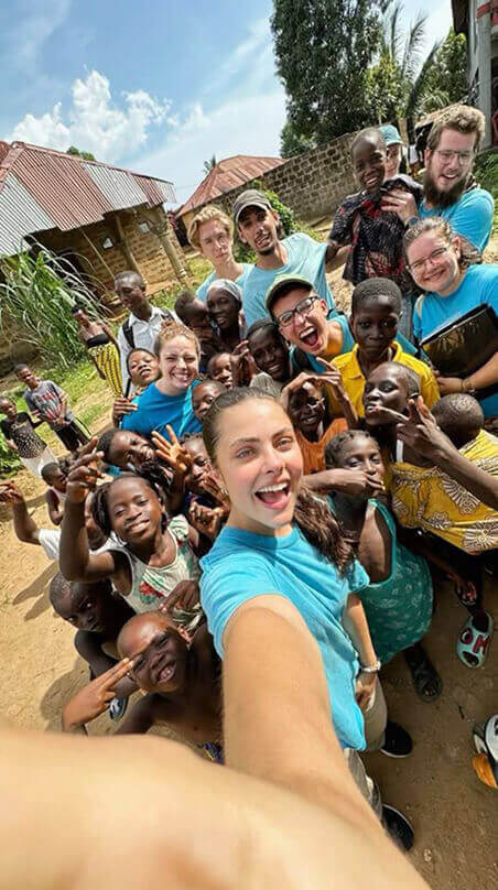 volunteers-taking-group-selfie-with-local-children